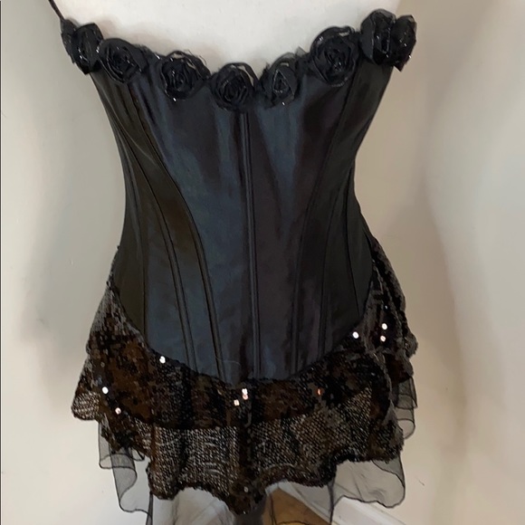 Black corset with sequined skirt and black roses - Picture 3 of 6